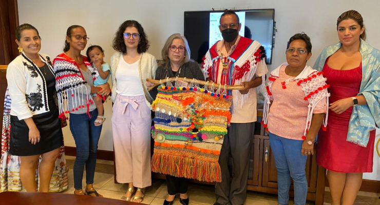 Embajadora de Colombia en Trinidad y Tobago, Martha Cecilia Pinilla Perdomo, dona colección de artesanías de indígenas colombianos a la Santa Rosa First People´s Community