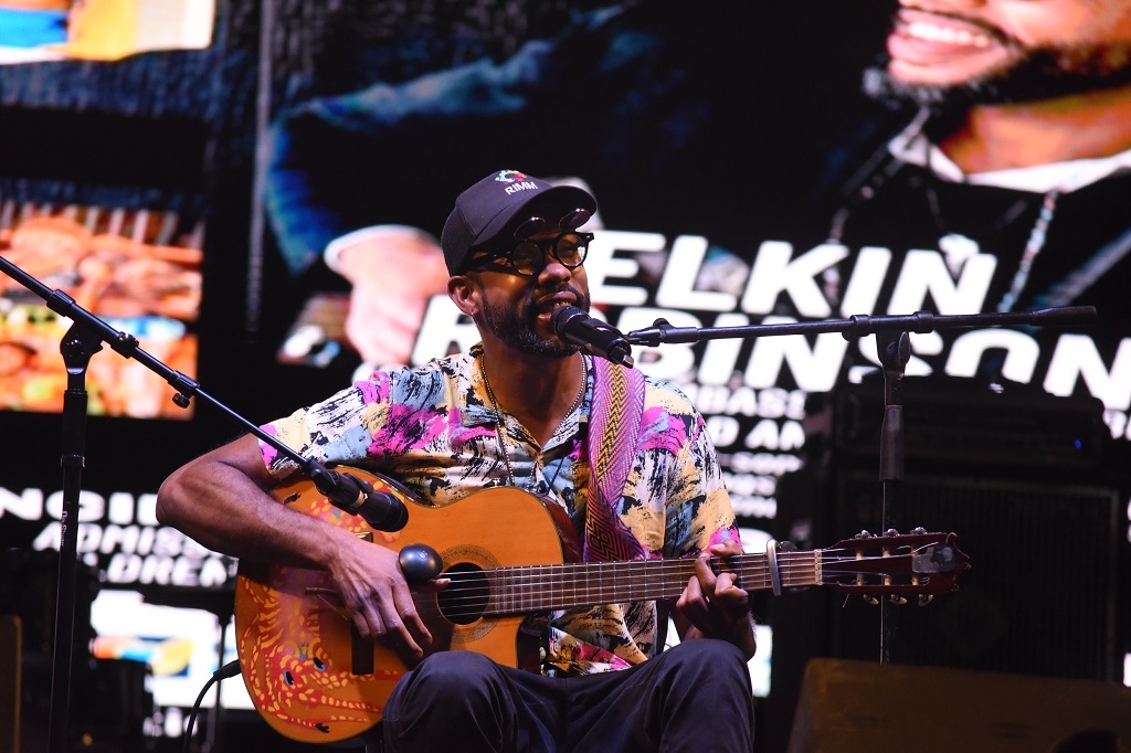Elkin Robinson en el escenario durante su presentación en el Festival Panafricano.