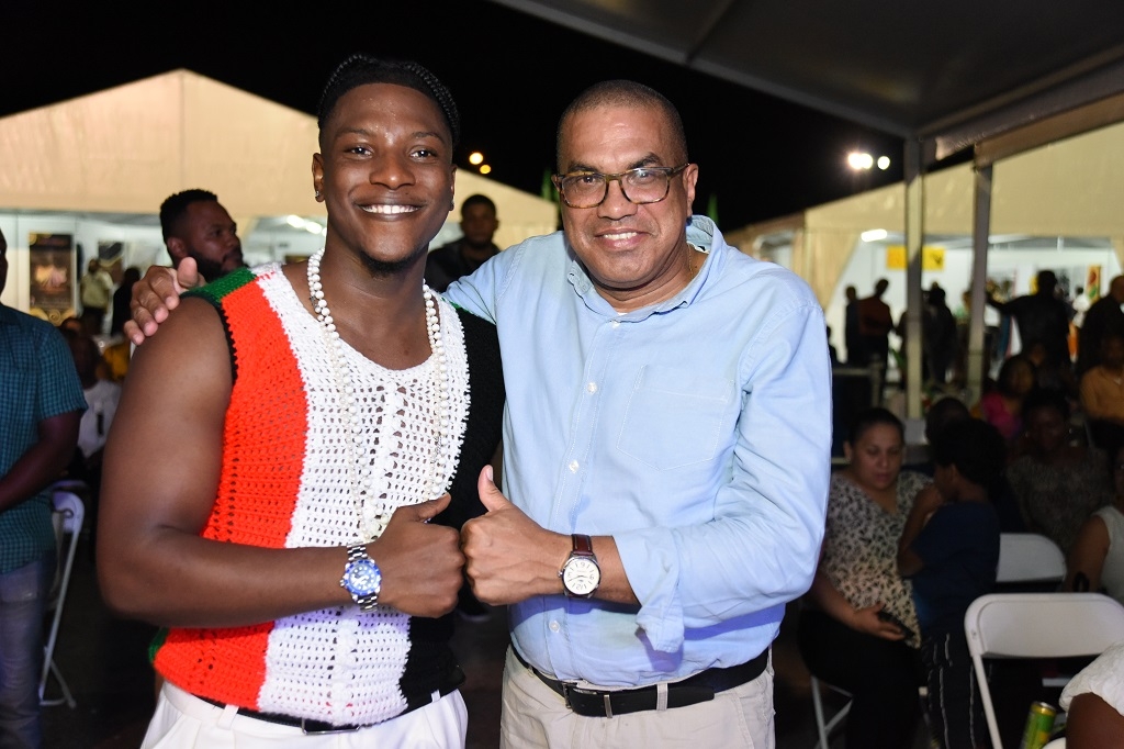 Odunbamku Adesoga Somorin, artista conocido como Adesoga, con el Embajador de Colombia en Trinidad y Tobago, Su Excelencia William Bush