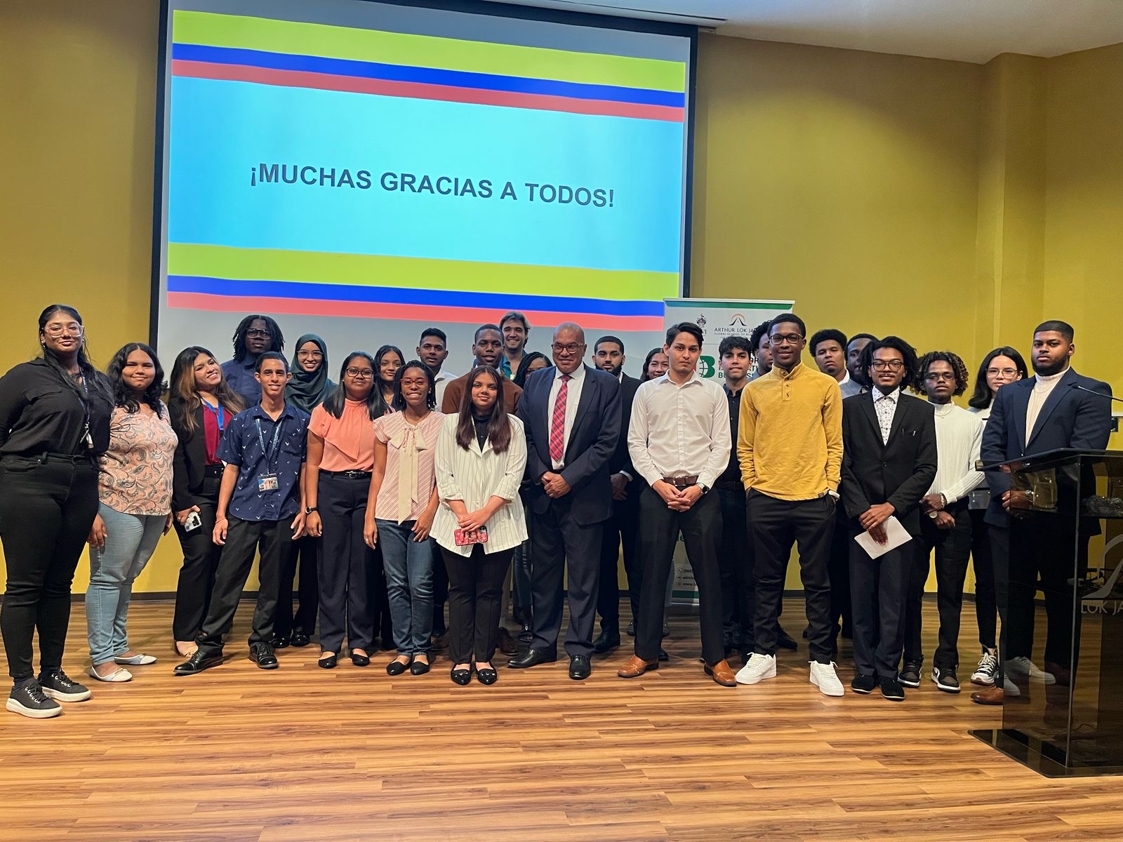 Embajador de Colombia en Trinidad y Tobago comparte las oportunidades de negocio y la cultura empresarial con estudiantes de negocios 