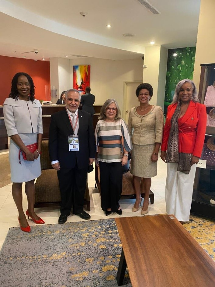 Embajadora de Colombia en Trinidad y Tobago acreditada ante CARICOM, Martha Cecilia Pinilla Perdomo, junto con el Secretario General de la Asociación de Estados del Caribe (AEC), Rodolfo Sabonge.