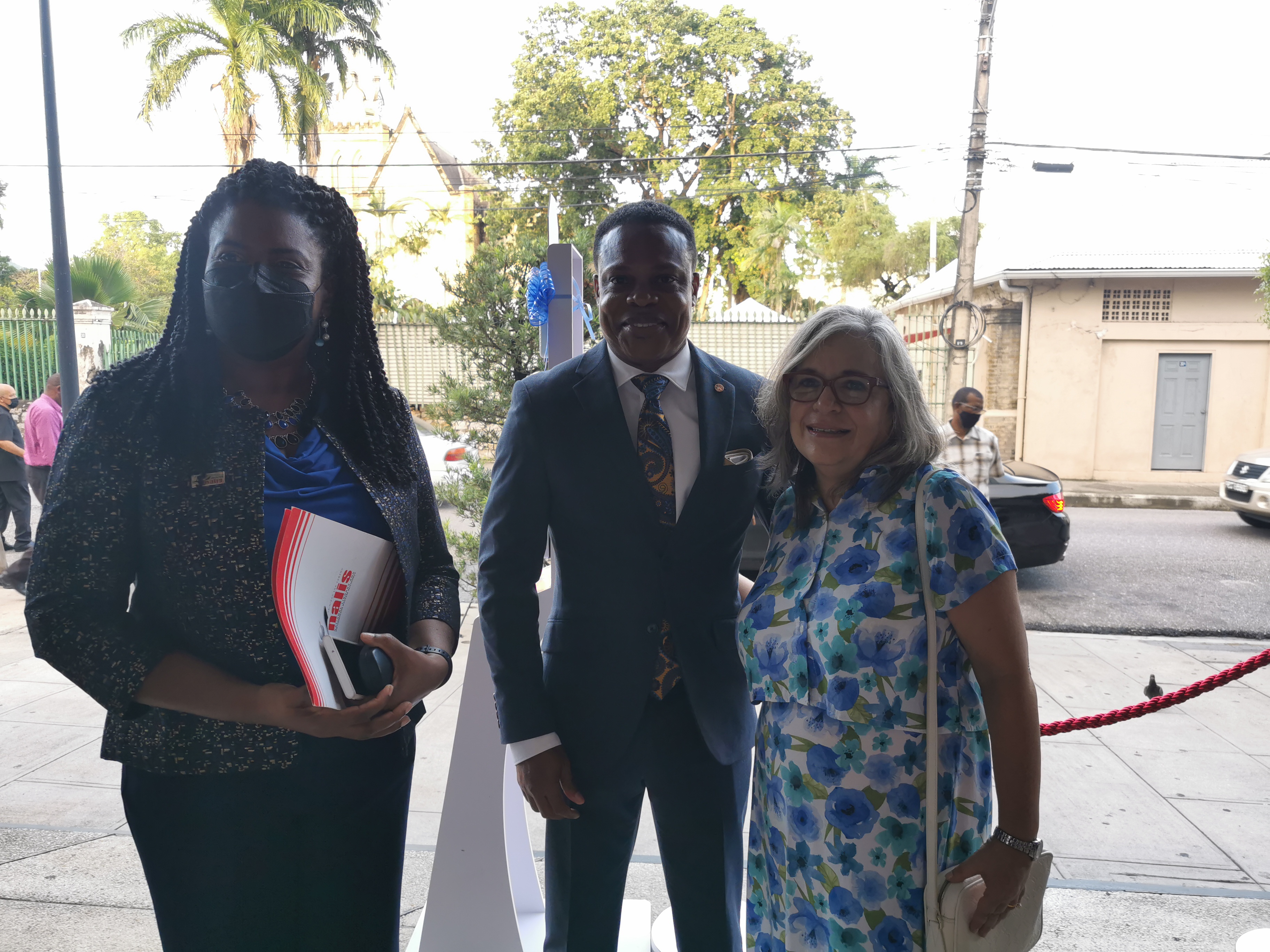 Embajada en Trinidad y Tobago lanza en la Biblioteca Nacional NALIS el mural “El Mar Caribe que nos une”