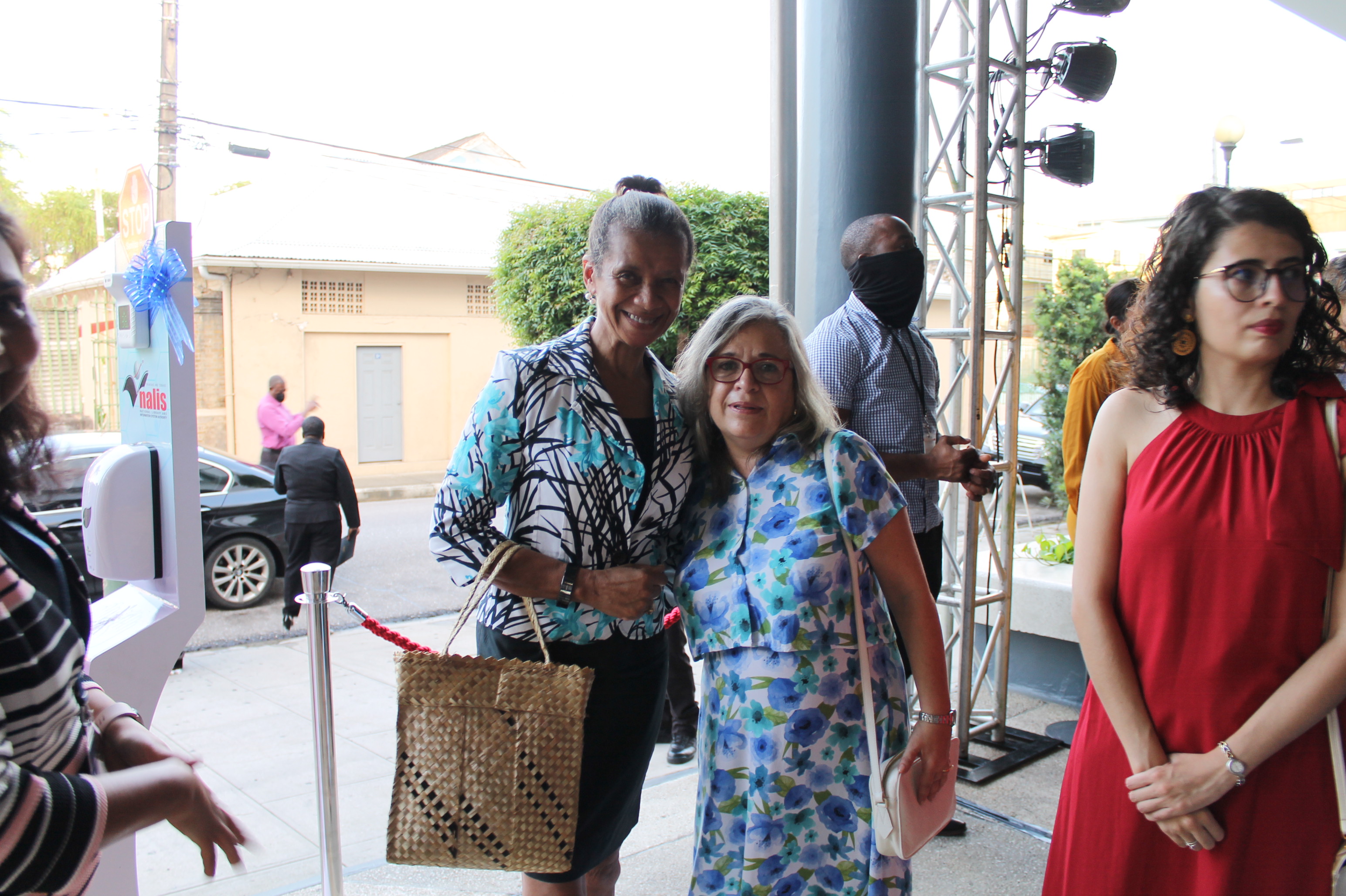 Embajada en Trinidad y Tobago lanza en la Biblioteca Nacional NALIS el mural “El Mar Caribe que nos une”