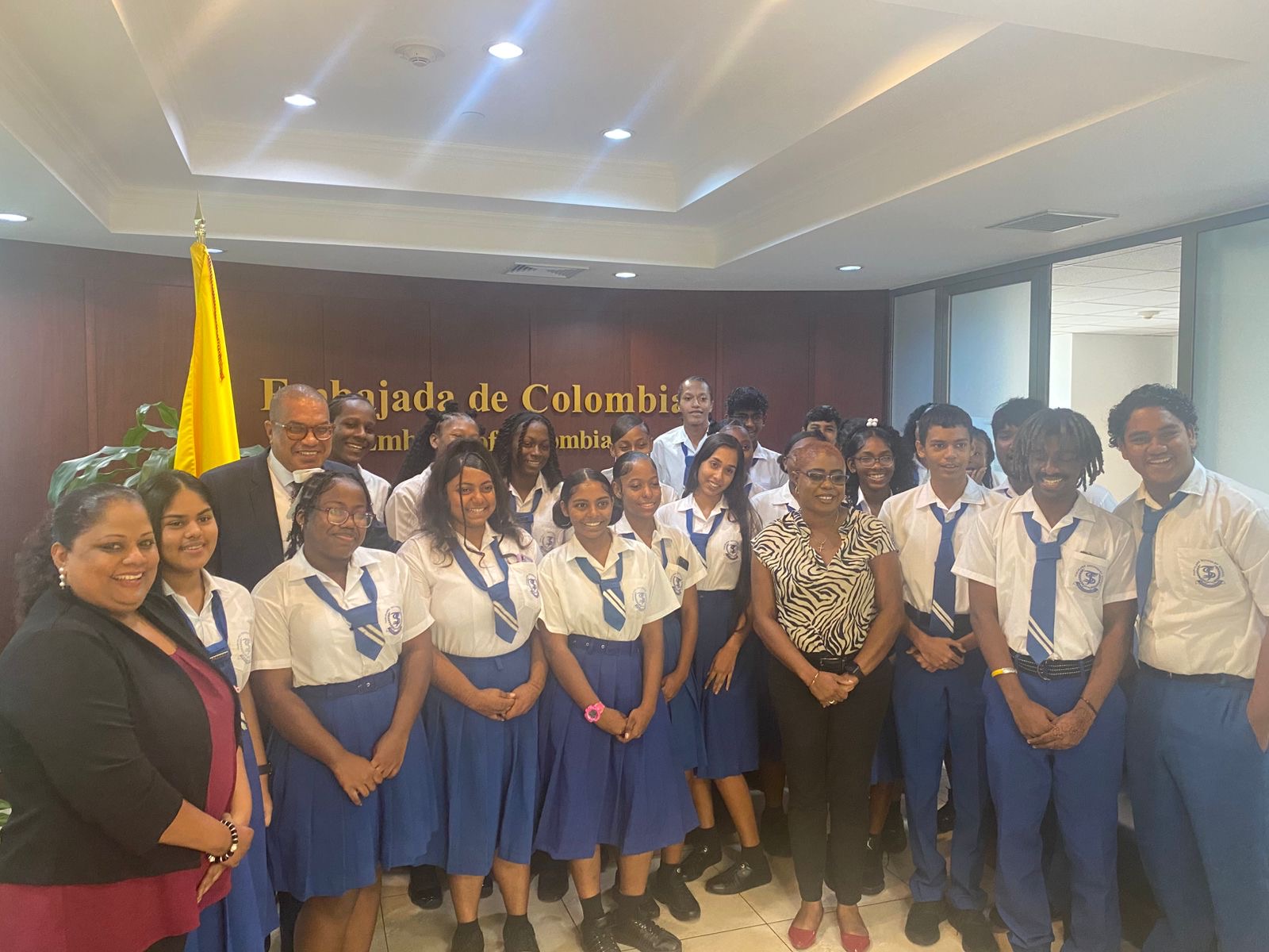 Embajador William Bush promueve la diversidad de Colombia y fortalece los vínculos con las escuelas de Trinidad y Tobago