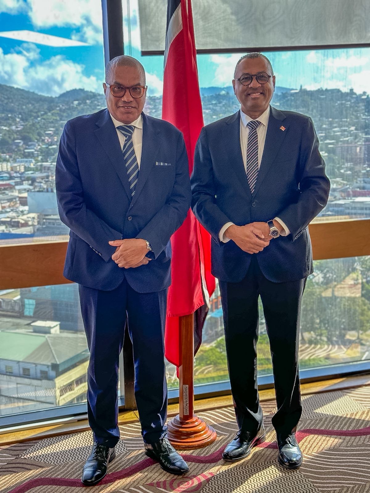 El Embajador William Bush saluda l Ministro de Planificación, Asuntos Económicos y Desarrollo de la República de Trinidad y Tobago, Dr. Kennedy Swaratsingh.