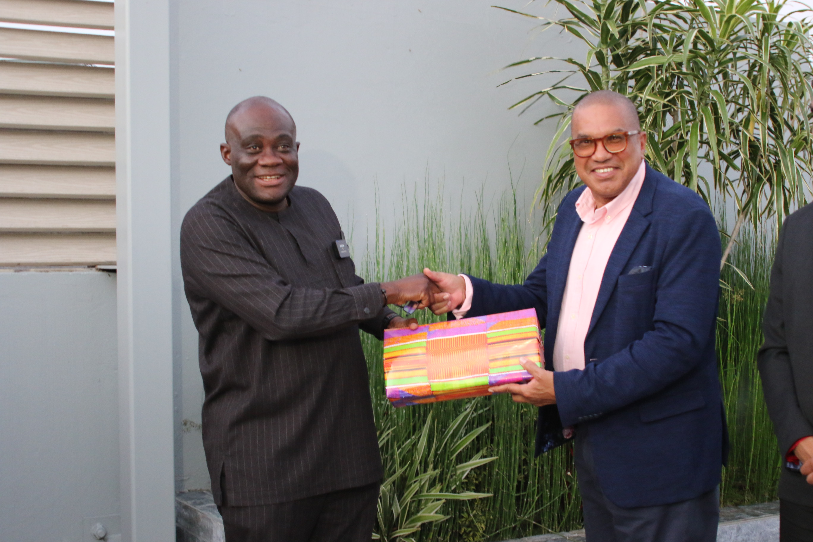 Embajador de Colombia recibe al Alto Comisionado de la República de Ghana para estrechar los lazos diplomáticos, económicos y culturales