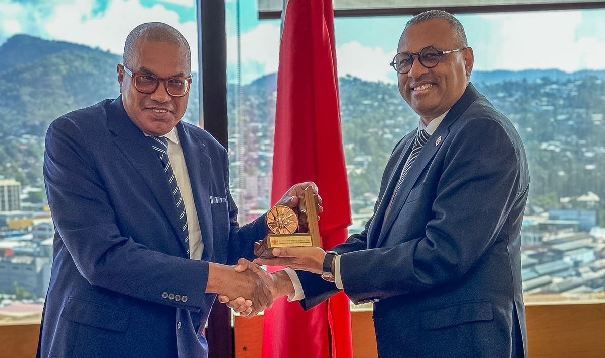 El Embajador William Bush saluda l Ministro de Planificación, Asuntos Económicos y Desarrollo de la República de Trinidad y Tobago, Dr. Kennedy Swaratsingh.