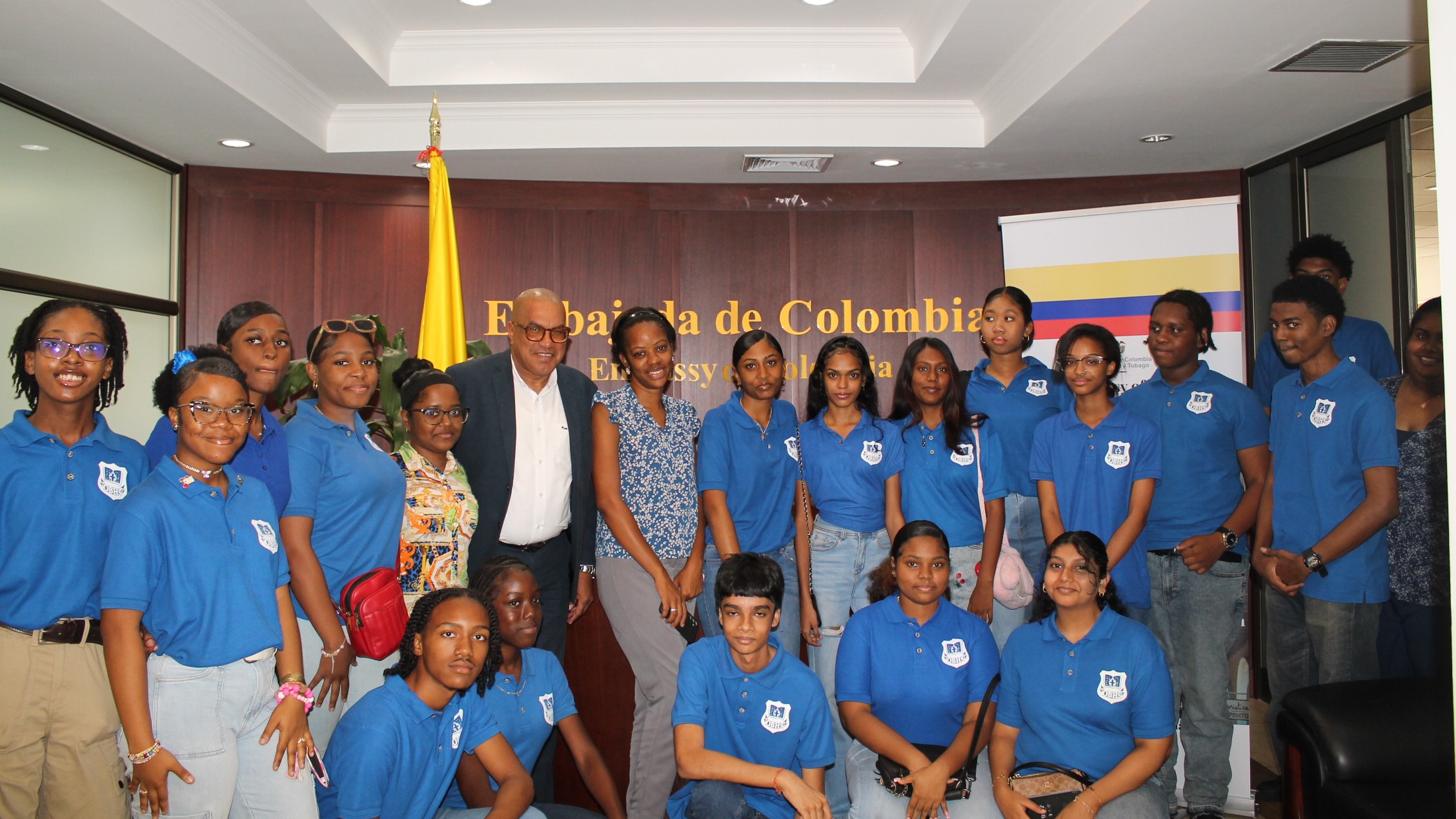 El embajador William Bush recibió a un grupo de alumnos y profesores del instituto Open Bible High School de Trinidad y Tobago