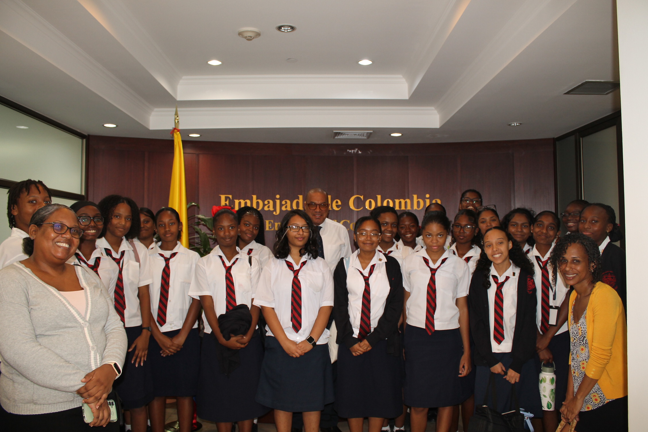  Visita del Club de Lenguas Modernas del Instituto Bishop Anstey a la Embajada