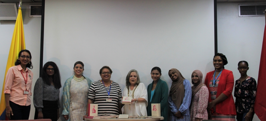 Embajadora de Colombia en Trinidad y Tobago, Martha Cecilia pinilla Perdomo hace entrega a la Universidad de West Indies de la “Biblioteca de Mujeres Escritoras”
