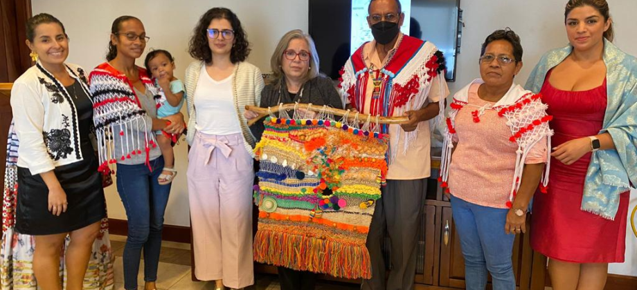 Embajadora de Colombia en Trinidad y Tobago, Martha Cecilia Pinilla Perdomo, dona colección de artesanías de indígenas colombianos a la Santa Rosa First People´s Community